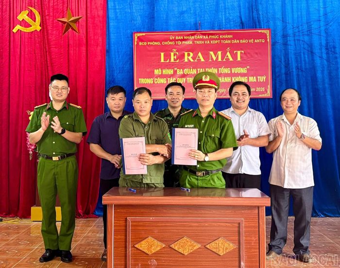 Đại diện thôn Tổng Vương và Công an xã Phúc Khánh ký cam kết thực hiện các tiêu chí xây dựng địa bàn không ma túy.