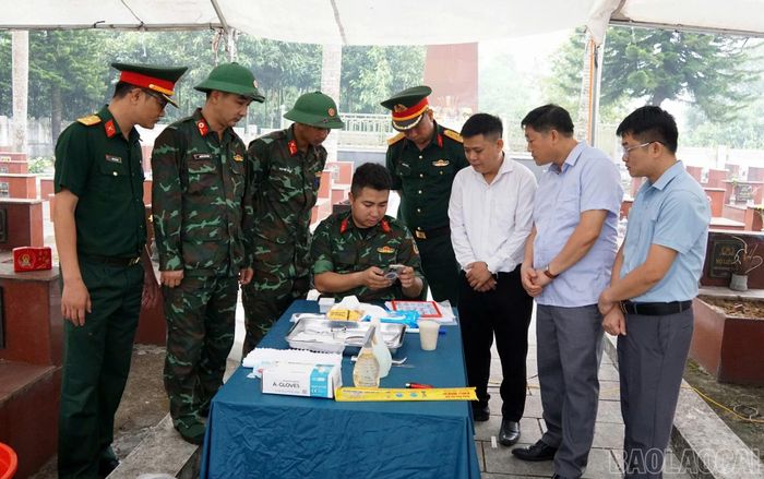 Lãnh đạo xã Hưng Khánh động viên, trao đổi với lực lượng thực hiện nhiệm vụ lấy mẫu ADN hài cốt liệt sĩ.