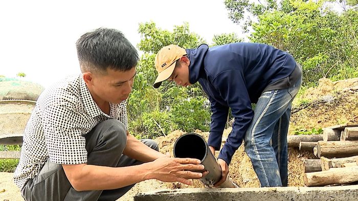 Đơn vị thi công triển khai lắp đặt ống dẫn nước từ đầu nguồn về khu xử lý nhưng khó khăn về mặt bằng nên hiện nay mới thi công được 700 m/2,4 km