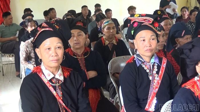 Người dân thôn Tộc Cài, xã Gia Hội được tuyên truyền về Dự án nâng cấp và cải tạo hệ thống cấp nước sạch tập trung gắn với phát triển nông nghiệp bền vững.