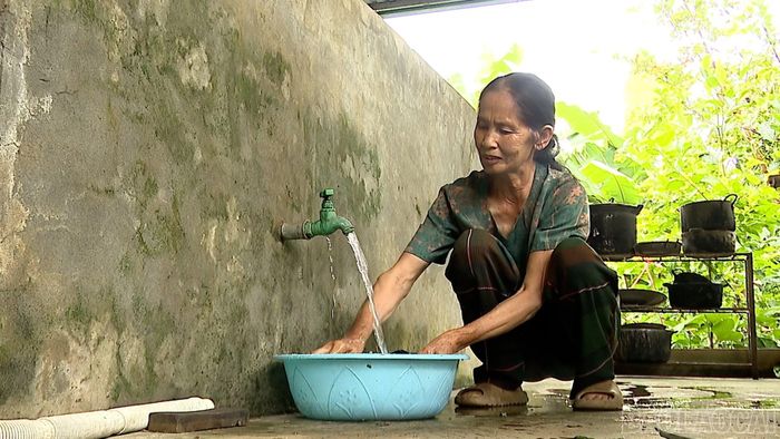 Gia đình Bà Ngô Thị Xuyên khoan đến 4 giếng có độ sâu từ 45 - 60 m nhưng không có nước, nên tận dụng nước mưa để sinh hoạt.