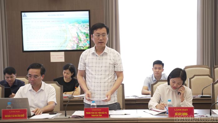Lãnh đạo Trung tâm Xúc tiến đầu tư, Thương mại và Du lịch tỉnh báo cáo công tác chuẩn bị Hội nghị xúc tiến đầu tư tỉnh Lào Cai năm 2026.