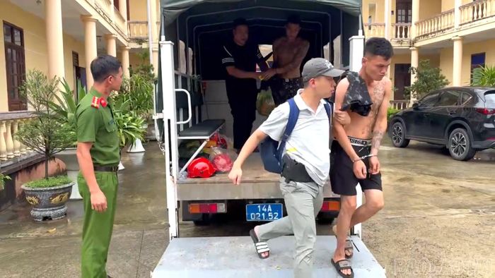 Lực lượng Công an di lý đối tượng về Công an phường Trung Tâm phục vụ công tác điều tra, xác minh và xử lý theo quy định.