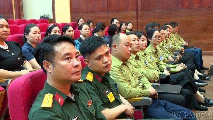 Đại biểu dự lễ khai mạc.