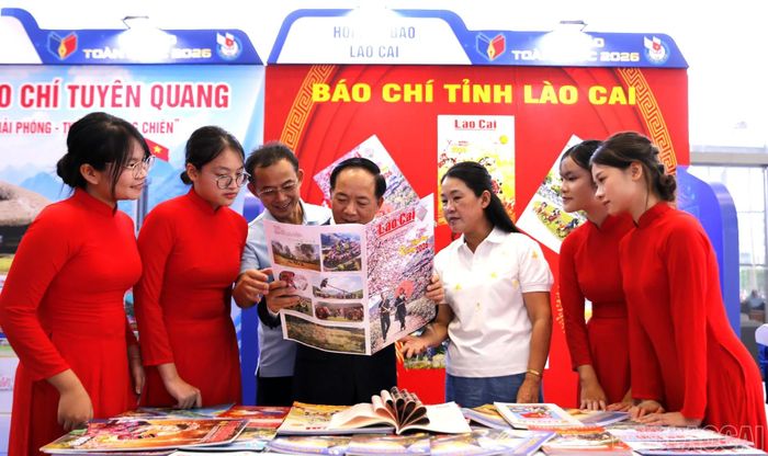 Đồng chí Trịnh Văn Quyết - Ủy viên Bộ Chính trị, Bí thư Trung ương Đảng, Trưởng Ban Tuyên giáo và Dân vận Trung ương tham quan gian trưng bày ấn phẩm báo chí tỉnh Lào Cai.