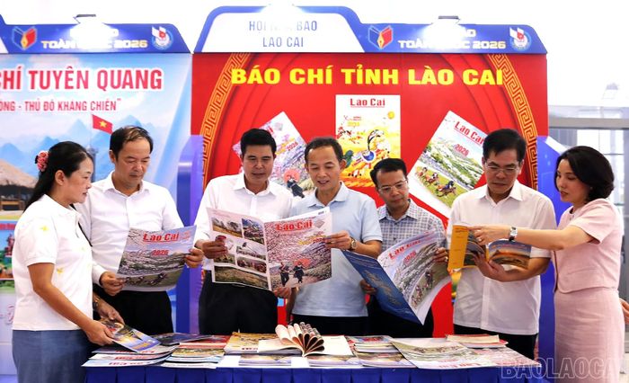 Đại diện lãnh đạo các cơ quan báo chí, Hội Nhà báo các tỉnh tham quan gian trưng bày các ấn phẩm báo chí tỉnh Lào Cai.