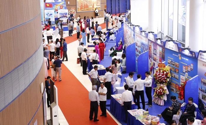 Quang cảnh các gian trưng bày báo.