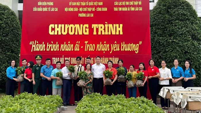 Các đơn vị, nhà hảo tâm trao hỗ trợ sinh kế, tiếp thêm động lực để các hộ khó khăn vươn lên ổn định cuộc sống.
