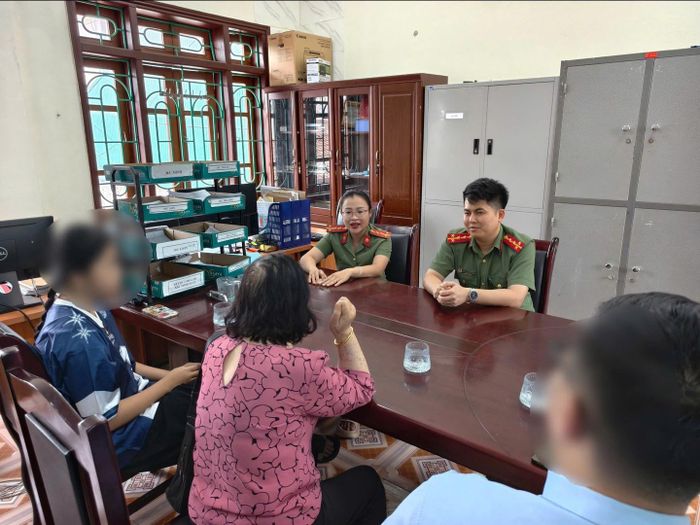 Công an phường Điện Biên Phủ nhanh chóng gặp gỡ, tuyên truyền, giải thích về các hành vi lừa đảo hiện nay.