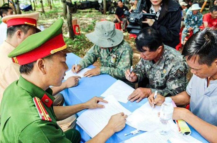 Lực lượng cảnh sát giao thông tổ chức tuyên truyền, dán phản quang và vận động 108 chủ xe công nông ký cam kết bảo đảm ATGT