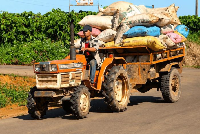 Nhiều xe công nông tự ý độ chế, cơi nới thùng xe để chở hàng quá tải, tiềm ẩn nguy cơ mất ATGT