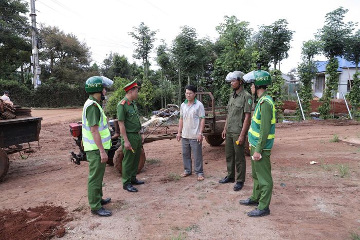 Công an xã Đắk Sắk đến từng hộ dân tuyên truyền, vận động không độ chế phương tiện, không chở quá tải