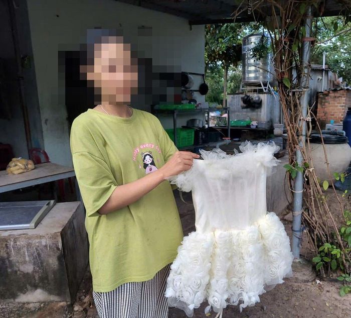 Tr nhận được quà sinh nhật là chiếc váy.