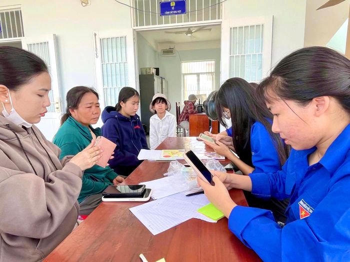 Hoạt động hỗ trợ người dân tiếp cận công nghệ số được triển khai rộng khắp trong chương trình "Mùa hè số" năm 2026.