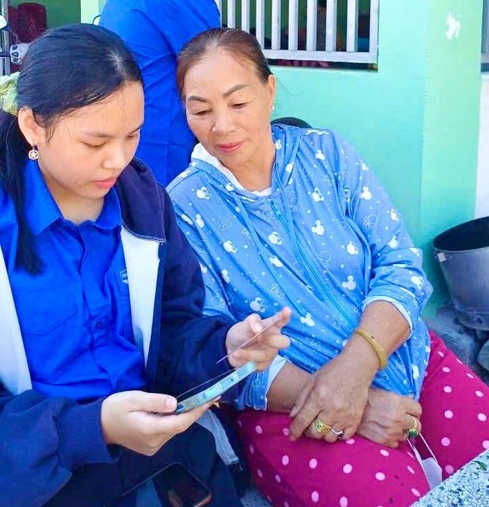 Đoàn viên thanh niên hỗ trợ người dân, đặc biệt là người cao tuổi tiếp cận kỹ năng số ngay tại nhà