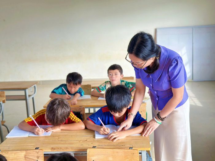 Tỉ mỉ giúp học trò nắn nót từng nét chữ