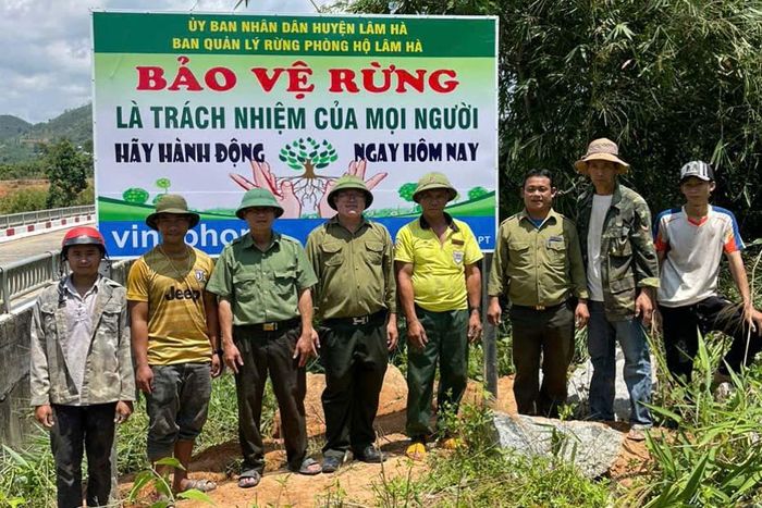Các thành viên tổ nhận khoán bảo vệ rừng cùng cán bộ Ban Quản lý rừng phòng hộ Lâm Hà chung tay bảo vệ rừng