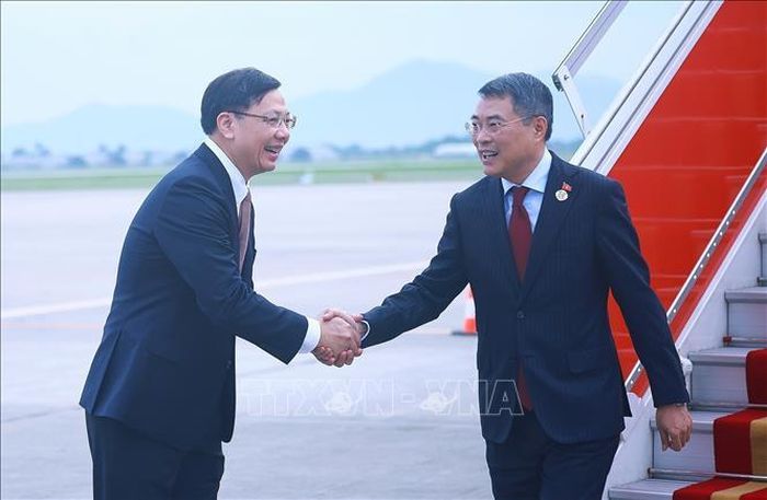Thủ tướng Lê Minh Hưng về đến Hà Nội, kết thúc chuyến tham dự Hội nghị Cấp cao Kỷ niệm 35 năm quan hệ ASEAN - Nga. Ảnh: Dương Giang/TTXVN