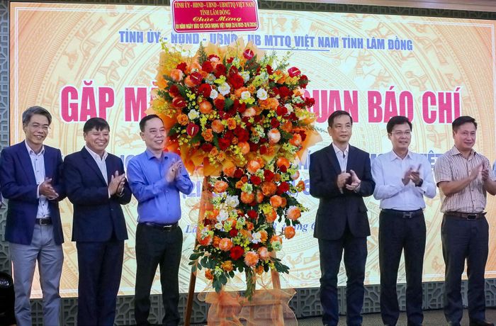 Lãnh đạo tỉnh tặng hoa chúc mừng các cơ quan báo chí nhân dịp kỷ niệm 101 năm Ngày Báo chí cách mạng Việt Nam
