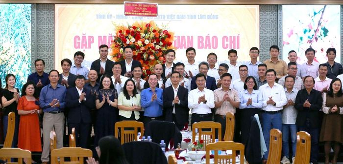 Lãnh đạo tỉnh Lâm Đồng chụp hình lưu niệm cùng đại diện các cơ quan báo chí hoạt động trên địa bàn