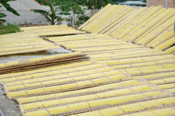 Những chiếc bánh tráng mỏng mang thương hiệu làng Tày Đam Rông đang trở thành sản phẩm hàng hóa có giá trị, góp phần nâng cao thu nhập cho người dân