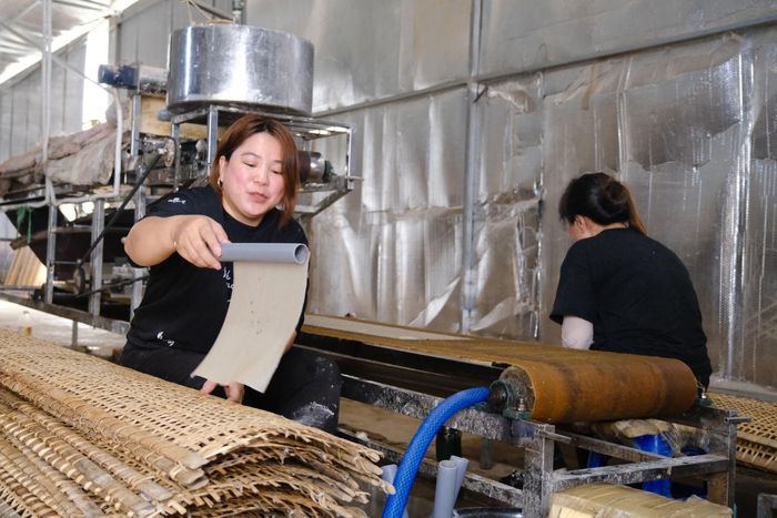 Tại thôn Thanh Bình, nơi sinh sống của đông đảo đồng bào dân tộc Tày, Nùng, nghề làm bánh tráng đã trở thành nguồn thu nhập quan trọng của nhiều hộ dân nơi đây