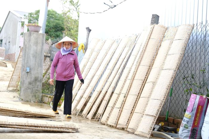 Toàn làng Tày hiện có 13 cơ sở sản xuất bánh tráng, tạo việc làm thường xuyên cho khoảng 60 - 70 lao động địa phương