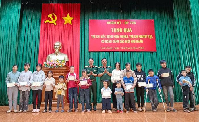 Chỉ huy Đoàn KTQP 726 tặng quà cho các cháu có hoàn cảnh khó khăn