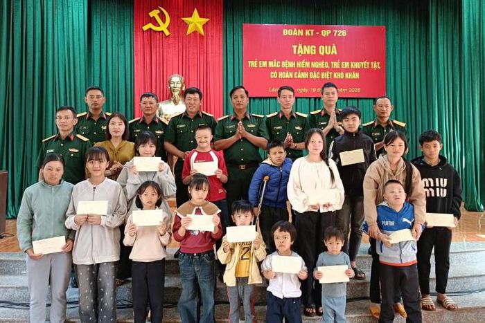 Cán bộ Đoàn kinh tế quốc phòng 726 chụp hình lưu niệm cùng các cháu trong chương trình tặng quà