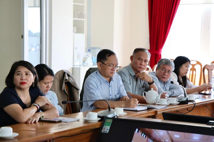 Đại biểu ngành y tế Lâm Đồng theo dõi nội dung phổ biến những điểm mới của Luật Dân số và các văn bản hướng dẫn thi hành