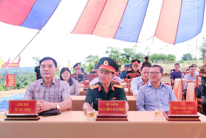 Lãnh đạo các đơn vị, sở, ngành và xã Thuận An tham dự lễ khởi công