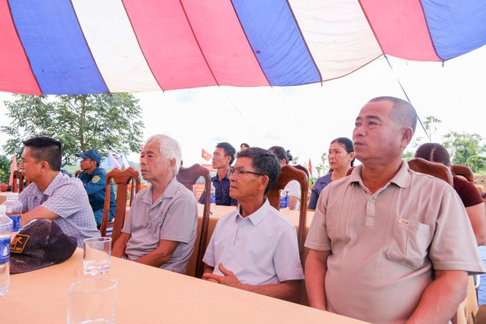 Nhân dân tại địa phương tham dự lễ khởi công
