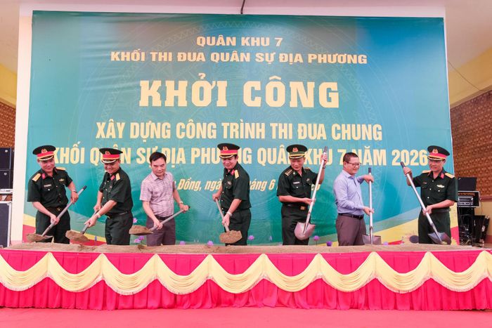 Các đại biểu thực hiện nghi thức khởi công