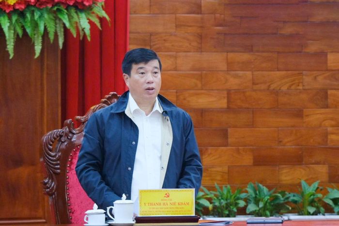 Đồng chí Y Thanh Hà Niê Kđăm, Ủy viên Ban Chấp hành Trung ương Đảng, Bí thư Tỉnh ủy, Trưởng Đoàn ĐBQH tỉnh phát biểu kết luận tại buổi làm việc