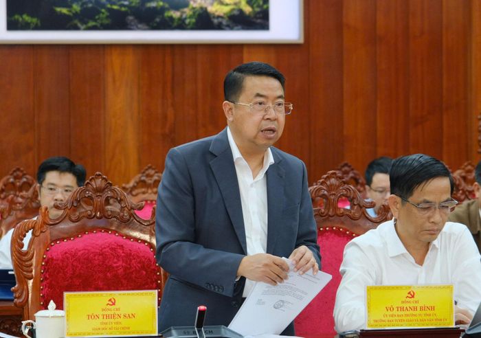 Đồng chí Tôn Thiện San, Tỉnh ủy viên, Giám đốc Sở Tài chính báo cáo tiến độ triển khai thực hiện các dự án trọng điểm trên địa bàn tỉnh và kết quả giải ngân vốn đầu tư công 6 tháng đầu năm 2026