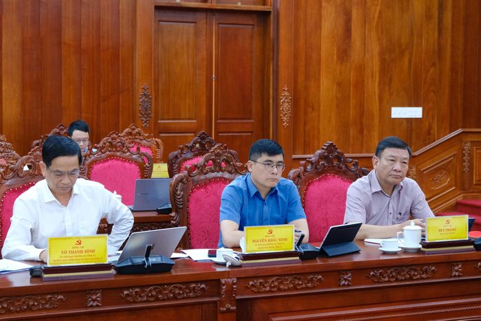 Các đồng chí: Bùi Thắng, Phó Bí thư Tỉnh ủy; Nguyễn Khắc Bình, Ủy viên Ban Thường vụ Tỉnh ủy, Chánh Văn phòng Tỉnh ủy; Võ Thanh Bình, Ủy viên Ban Thường vụ Tỉnh ủy, Trưởng Ban Tuyên giáo và Dân vận Tỉnh ủy tham dự buổi làm việc