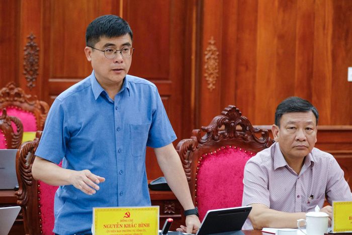 Đồng chí Nguyễn Khắc Bình, Ủy viên Ban Thường vụ Tỉnh ủy, Chánh Văn phòng Tỉnh ủy phát biểu tại buổi làm việc
