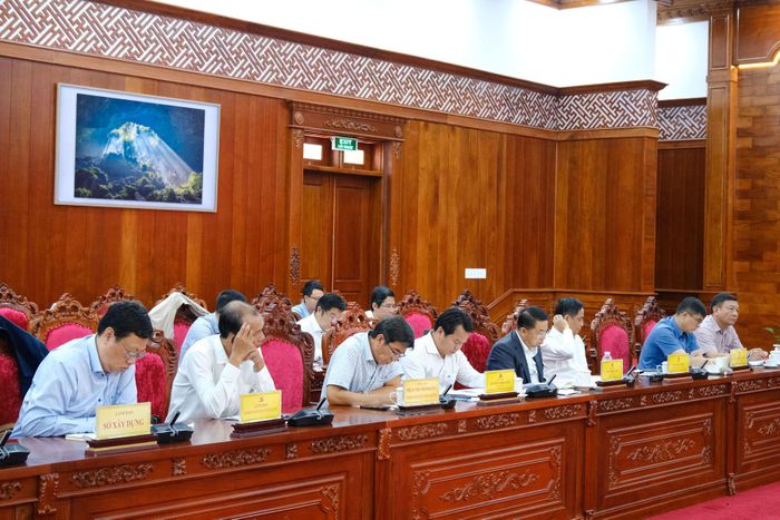 Đại diện lãnh đạo các sở, ngành, đơn vị tham dự buổi làm việc