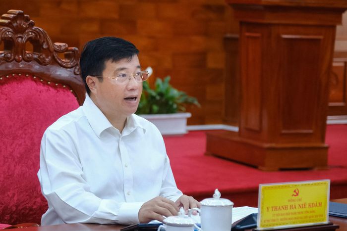 Bí thư Tỉnh ủy Lâm Đồng Y Thanh Hà Niê Kđăm trao đổi, yêu cầu các cơ quan, đơn vị đẩy nhanh thực hiện các dự án trọng điểm, quyết tâm hoàn thành mục tiêu tăng trưởng 10%