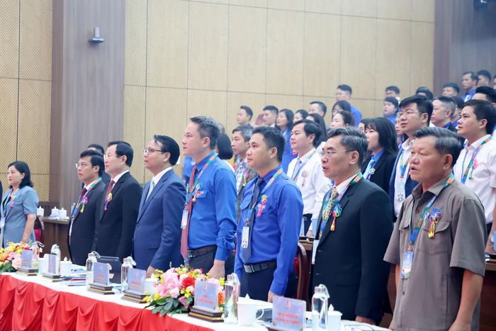 Các đại biểu thực hiện nghi thức chào cờ
