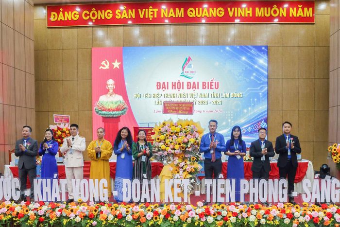 Anh Nguyễn Kim Quy, Ủy viên Ban Thường vụ Trung ương Đoàn, Phó Chủ tịch Thường trực Trung ương Hội LHTN Việt Nam tặng hoa chúc mừng đại hội