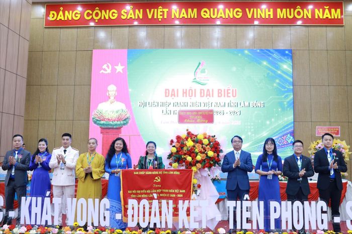 Đồng chí Đặng Hồng Sỹ, Phó Bí thư Thường trực Tỉnh ủy Lâm Đồng trao bức trướng với nội dung "Yêu nước - Khát vọng - Tiên phong - Đoàn kết - Sáng tạo, Tự tin bước vào kỷ nguyên mới" của Ban Chấp hành Đảng bộ tỉnh gửi tặng đại hội