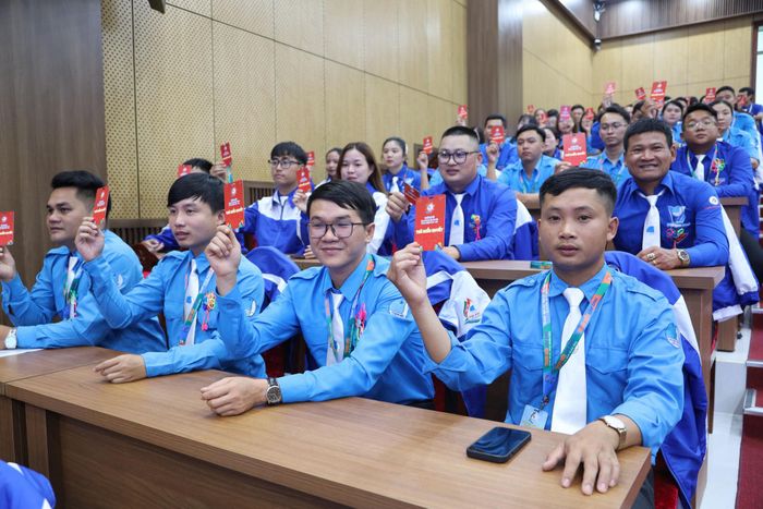 Các đại biểu biểu quyết hiệp thương chọn cử Ủy ban Hội LHTN Việt Nam tỉnh Lâm Đồng khóa I