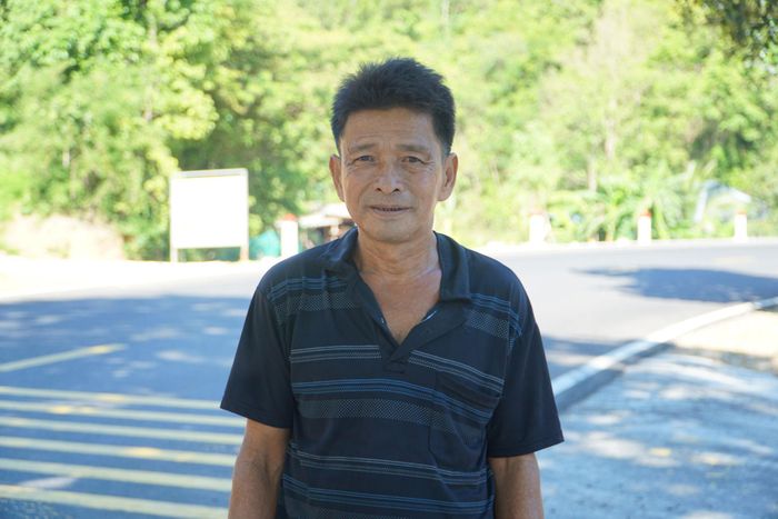 Ông Trần Quang Lộc, người dân thôn Tà Mon, xã Phan Sơn cam kết tháo dỡ bảng hiệu, mái che và các vật kiến trúc nằm trong hành lang đường bộ