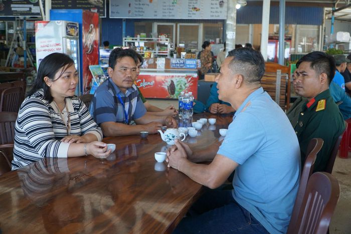 Đoàn công tác của UBND xã Phan Sơn tuyên truyền pháp luật, yêu cầu hộ kinh doanh chấp hành quy định về đất đai và hành lang ATGT đường bộ