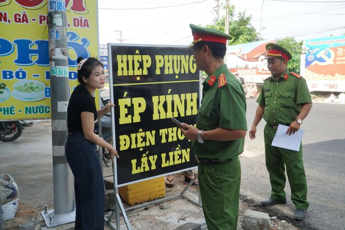 Hộ kinh doanh ở Lương Sơn dời bảng hiệu, cam kết không vi phạm hành lang ATGT đường bộ