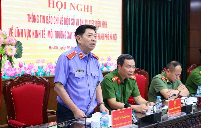 Đồng chí Nguyễn Văn Dũng, Phó Viện trưởng Viện kiểm sát nhân dân thành phố Hà Nội trao đổi tại Hội nghị.