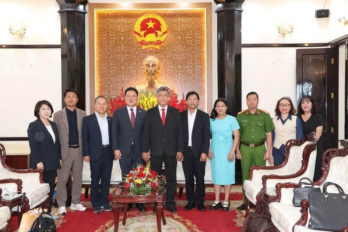 Các đại biểu chụp ảnh lưu niệm, khẳng định quyết tâm thúc đẩy quan hệ hợp tác giữa Lâm Đồng và TP. Chuncheon