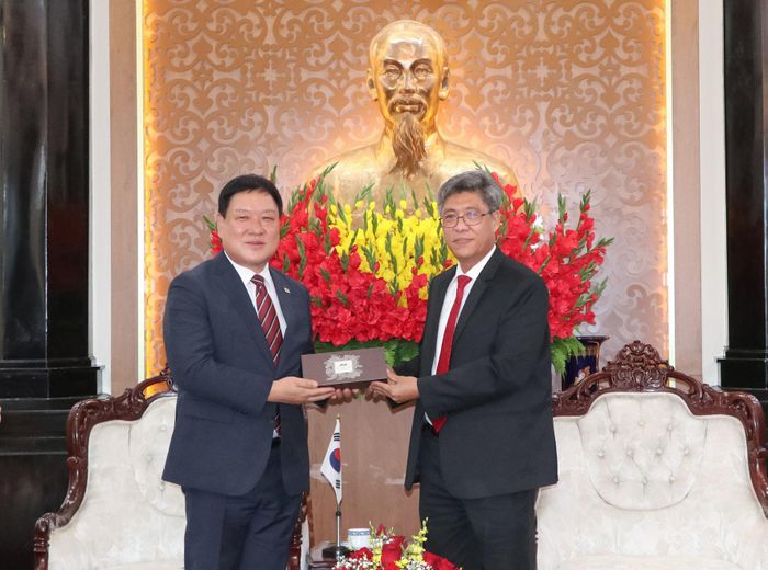 Phó Chủ tịch UBND tỉnh Nguyễn Minh và ông Hyeon Jun Tae trao quà lưu niệm, thể hiện tình cảm hữu nghị và cam kết tiếp tục tăng cường hợp tác