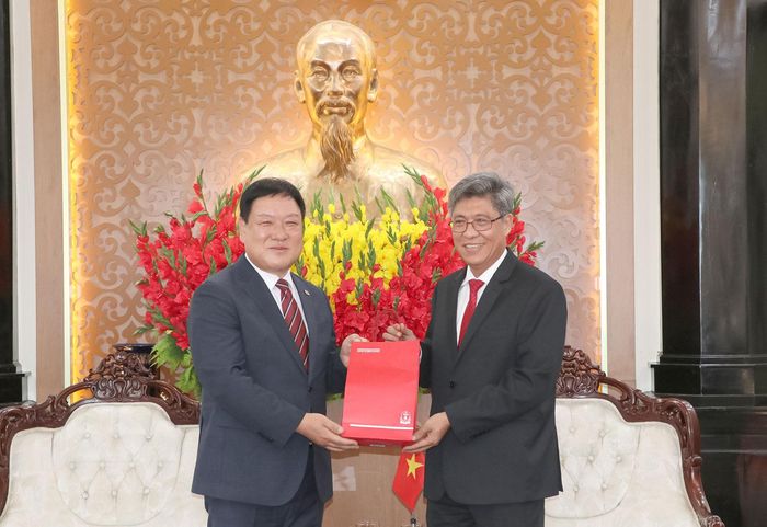 Lãnh đạo tỉnh Lâm Đồng và TP. Chuncheon trao tặng quà lưu niệm tại buổi làm việc